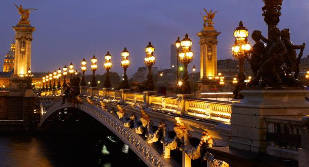 Le plus beau monument d'architecture, nommé en l'honneur d'Alexandre 3, est le pont de Paris