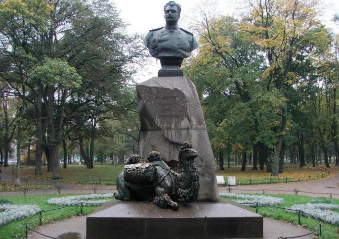 un monument à Przewalski à Saint-Pétersbourg