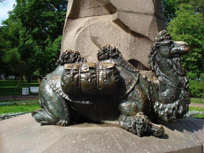 Monument à Przewalski à Saint-Pétersbourg en face de l'Amirauté 