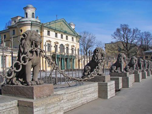 Une promenade le long du remblai de Sverdlovskaya. La carte de Peter. Quai de Sverdlovskaya, Saint-Pétersbourg