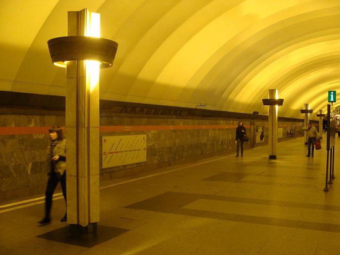 Les stations de métro des autorités de la ville de Saint-Pétersbourg ont pris de près