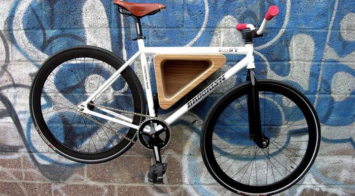 Stockage des bicyclettes dans l'appartement. Support mural et de plafond pour montage sur bicyclette