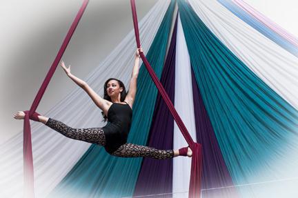 Gymnastique aérienne sur toiles (photo)