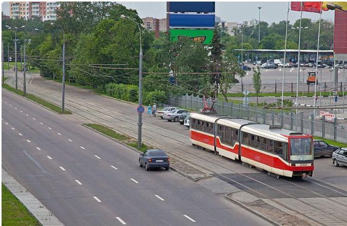 Il est permis de circuler le long des lignes de tramway dans la direction du passage