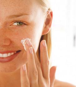 Pour préserver l'élasticité, certaines vitamines sont nécessaires pour la peau du visage. Les vitamines pour la peau sont ses matériaux de construction spéciaux